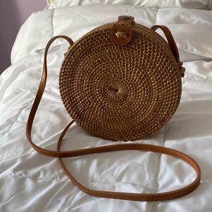 Round straw/raffia crossbody bag